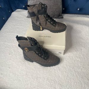 Daisy Fuentes Women's Stormi
Brown Black Combat Ankle Boots (Size 9.5)